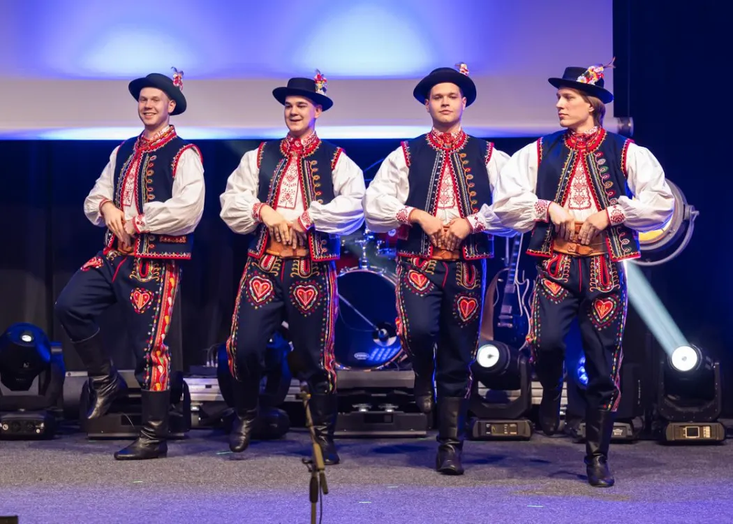 Gala Skrzydła Warmii i Mazur: panowie w strojach ludowych na scenie