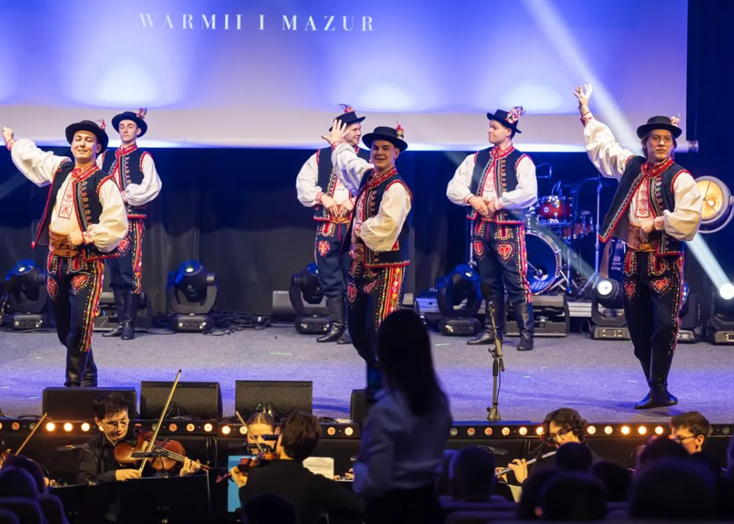 Gala Skrzydła Warmii i Mazur: panowie w strojach ludowych na scenie
