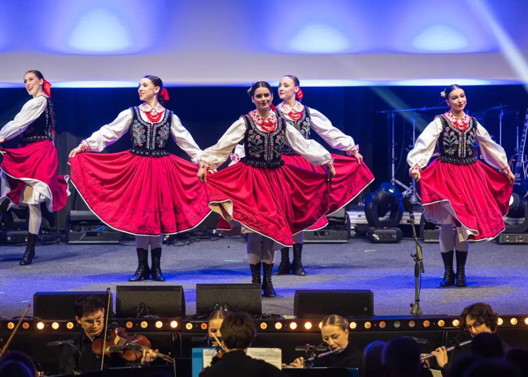 Gala Skrzydła Warmii i Mazur: kobiety w strojach ludowych tańczą 