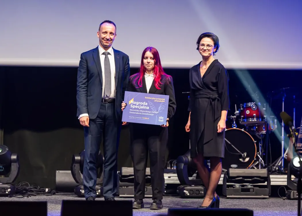 Gala Skrzydła Warmii i Mazur: partnerzy konkursu stoją ze studentką