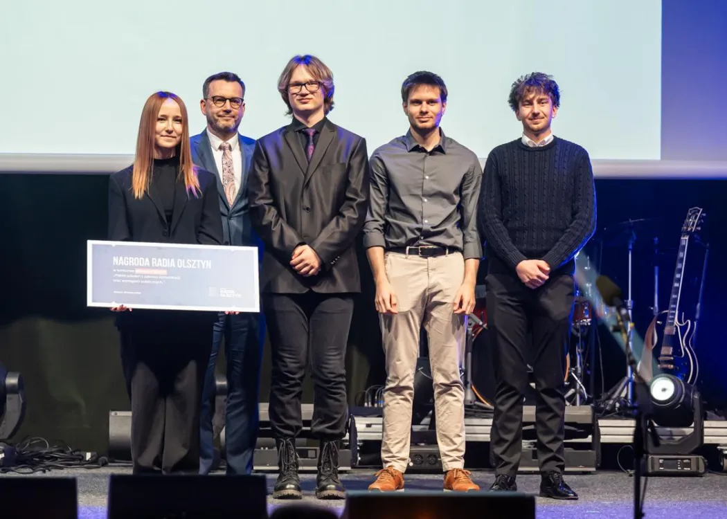 Gala Skrzydła Warmii i Mazur: redaktor naczelny Radia stoi ze studentami