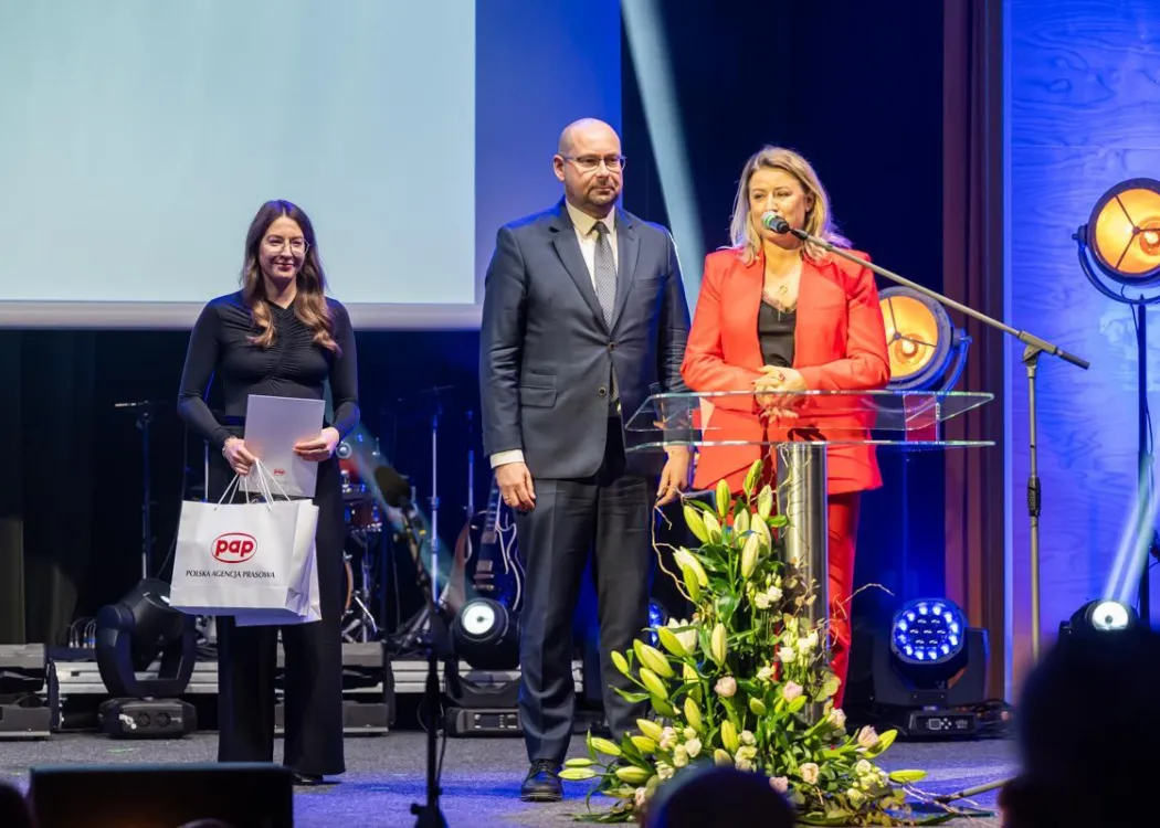 Gala Skrzydła Warmii i Mazur: partnerzy z mediów przemawiają, obok studentka