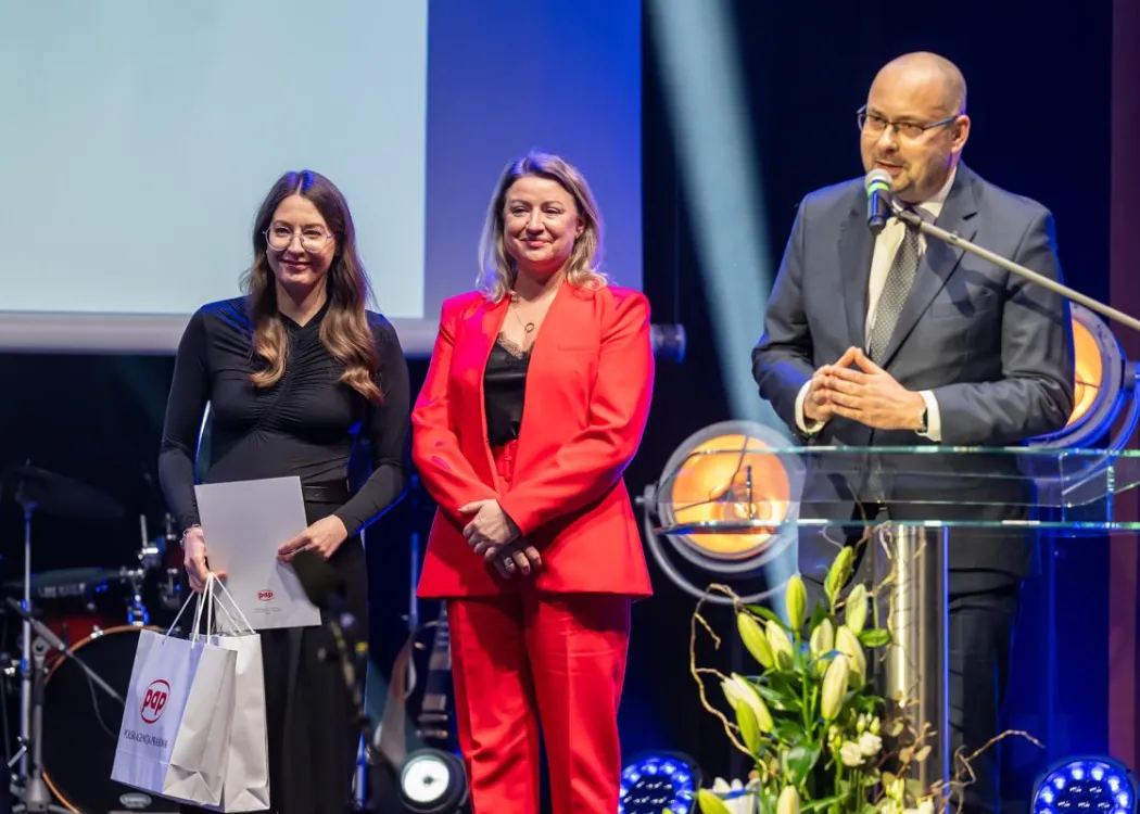 Gala Skrzydła Warmii i Mazur: partnerzy z mediów przemawiają, obok studentka