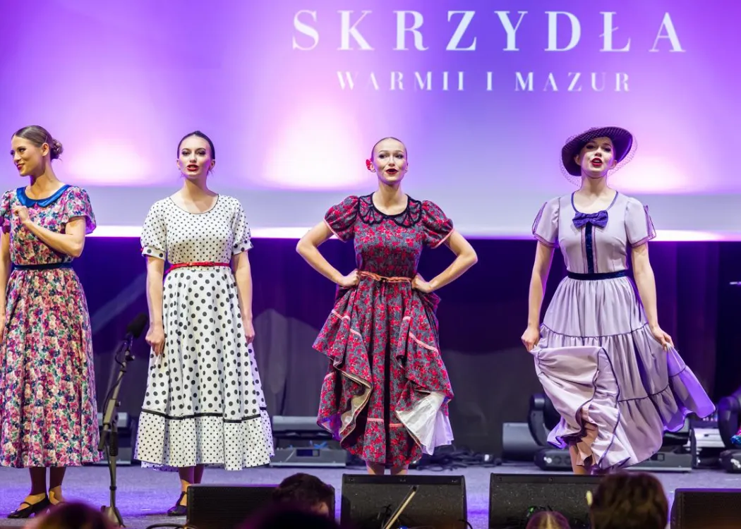 Gala Skrzydła Warmii i Mazur: kobiety w strojach przedwojennych 