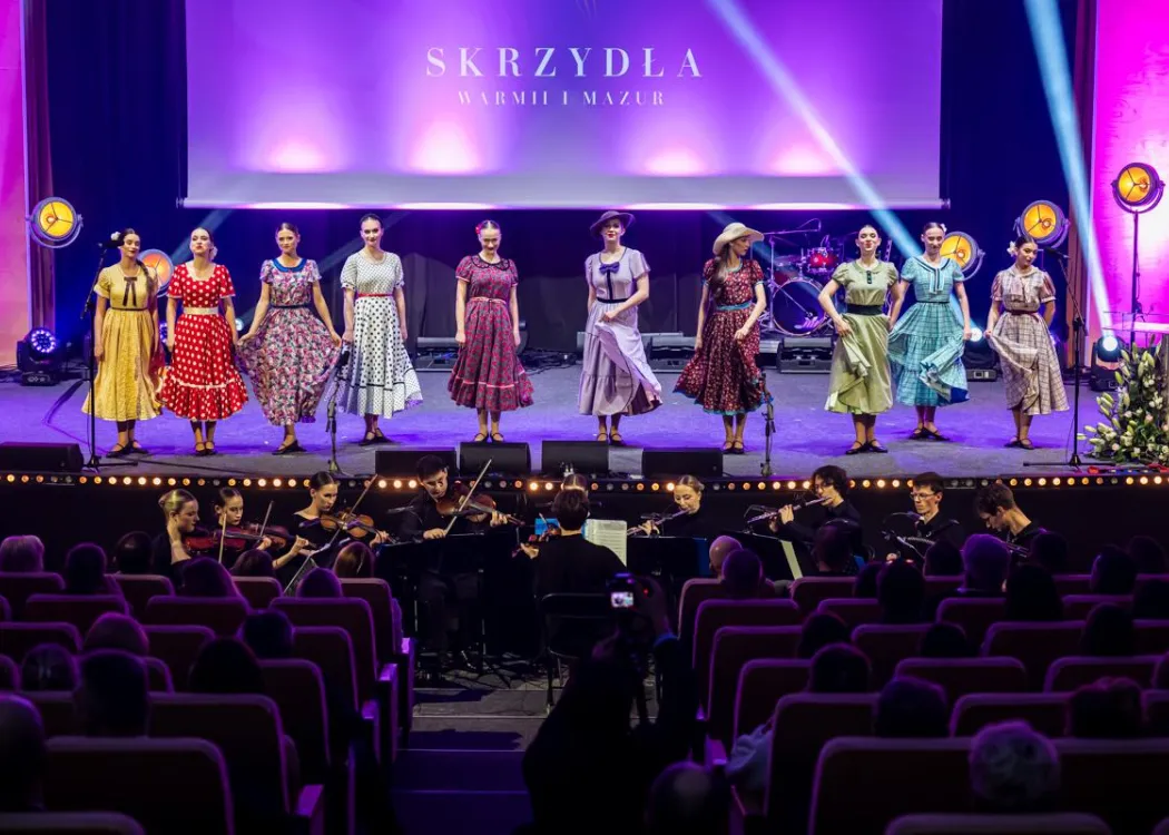 Gala Skrzydła Warmii i Mazur: kobiety w strojach przedwojennych tańczą