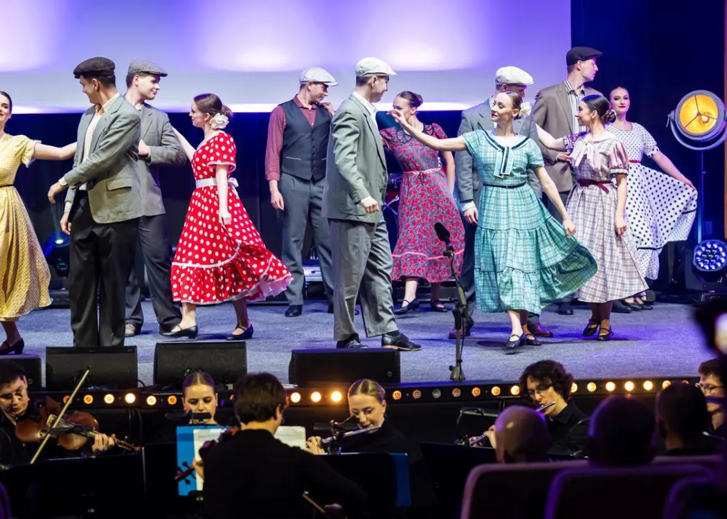 Gala Skrzydła Warmii i Mazur: zespół Kortowo tańczy na scenie