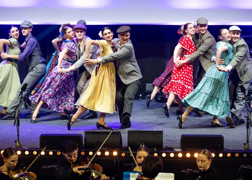 Gala Skrzydła Warmii i Mazur: zespół Kortowo tańczy na scenie