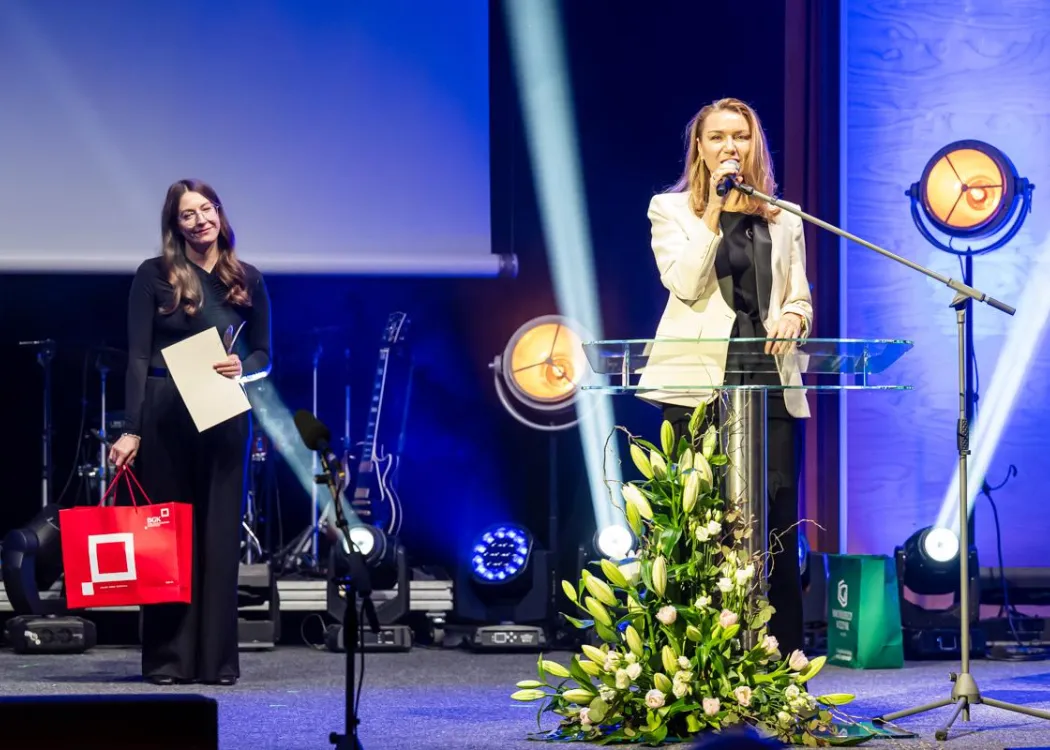 Gala Skrzydła Warmii i Mazur: przemawia dyrektor BGK, obok studentka 