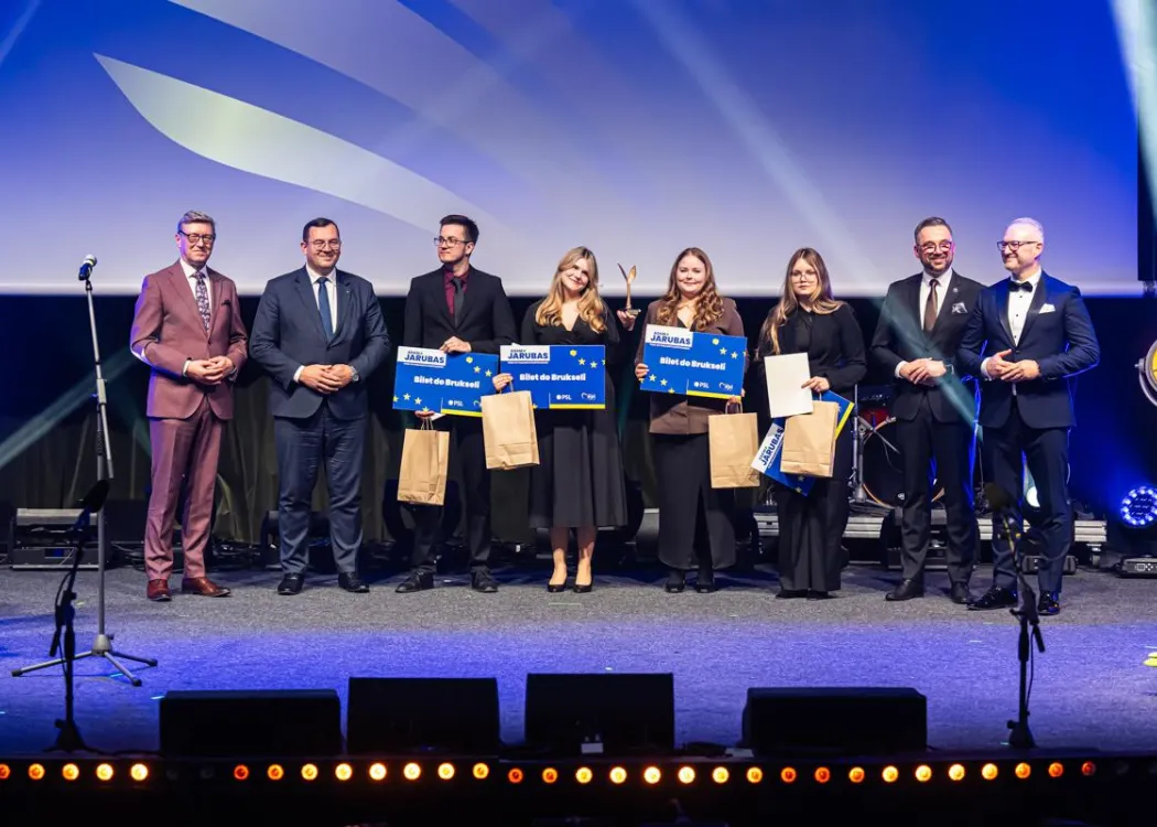 Gala Skrzydła Warmii i Mazur: nagrodzeni studenci na scenie 