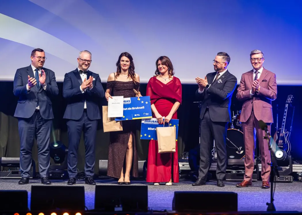 Gala Skrzydła Warmii i Mazur: zwyciężczynie na scenie z ministrami 