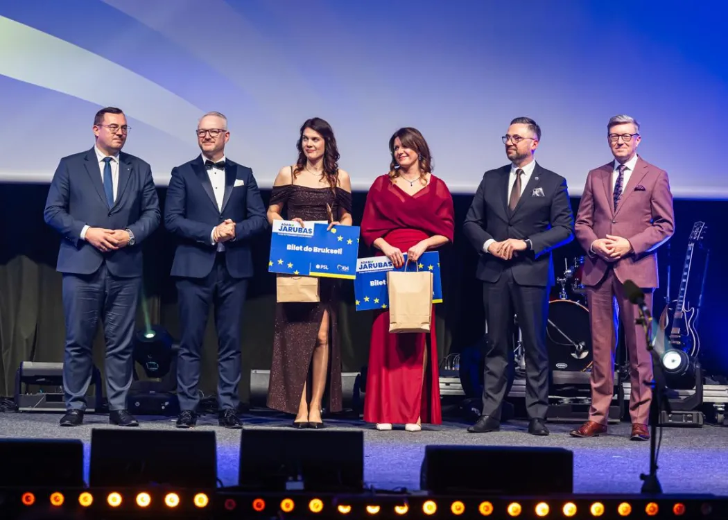 Gala Skrzydła Warmii i Mazur: zwyciężczynie stoją na scenie, po bokach ministrowi i organizatorzy