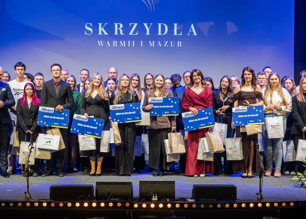 Gala Skrzydła Warmii i Mazur: wszyscy laureaci stoją na scenie z organizatorami