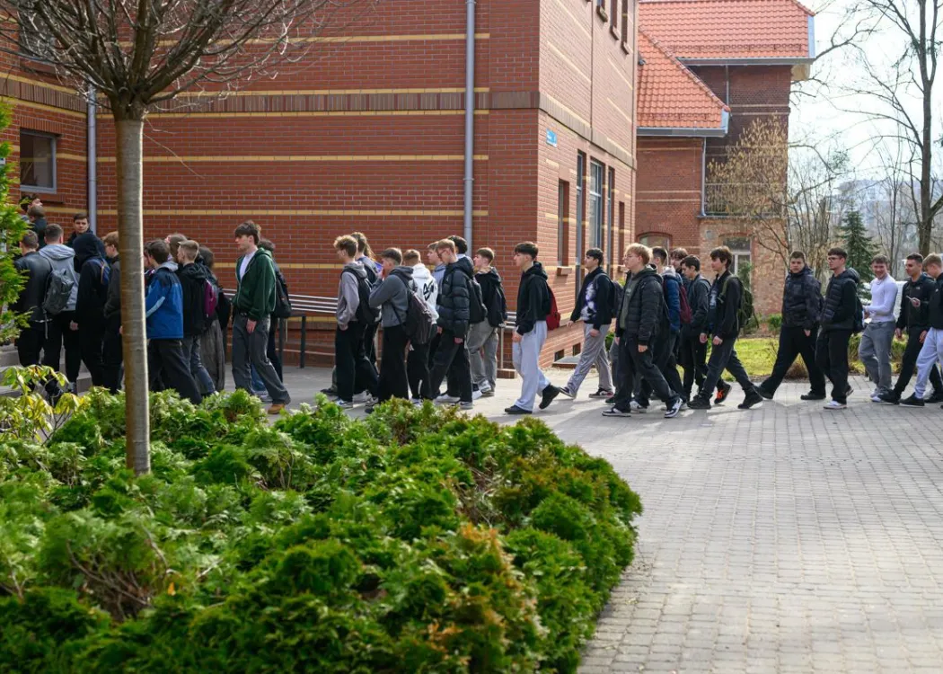 Dzień Otwarty UWM 2026: uczniowie idą do jednego z budynków