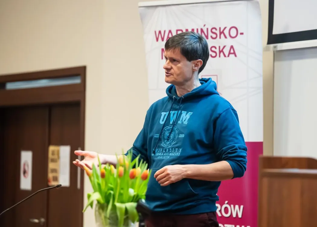 Dzień Otwarty UWM 2026: wykładowca Wydziału Geoinżynierii podczas prelekcji 