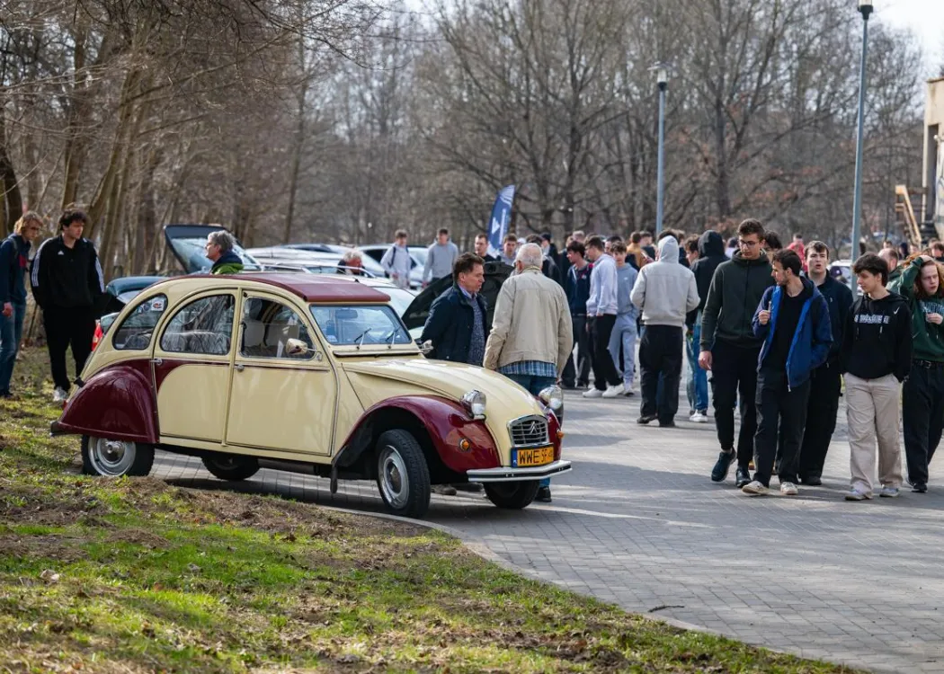 Dzień Otwarty UWM 2026: odwiedzający wydarzenie oglądają stare samochody