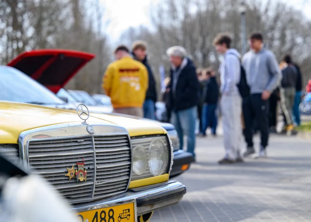 Dzień Otwarty UWM 2026: odwiedzający wydarzenie oglądają stare samochody