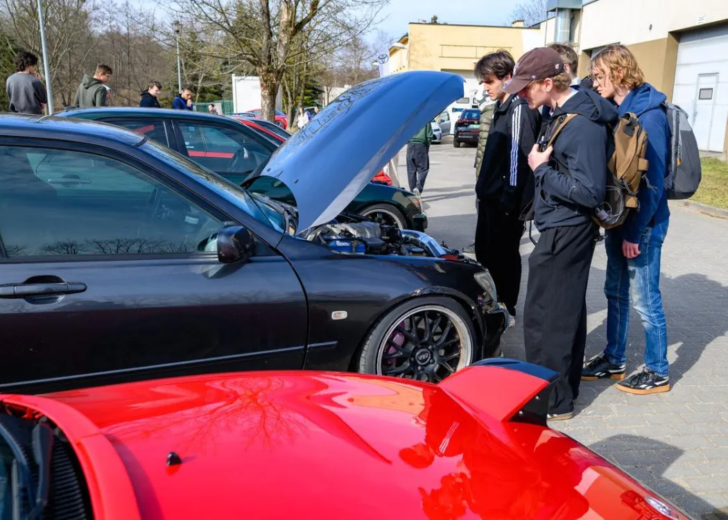 Dzień Otwarty UWM 2026: odwiedzający wydarzenie oglądają samochody