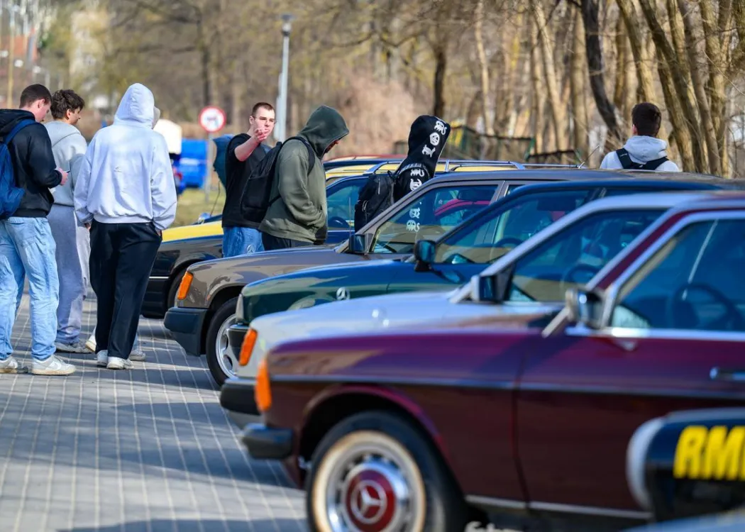 Dzień Otwarty UWM 2026: odwiedzający wydarzenie oglądają stare samochody