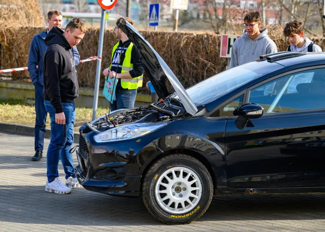 Dzień Otwarty UWM 2026: odwiedzający wydarzenie oglądają samochody
