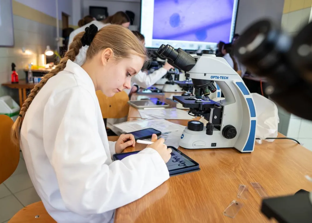 Dzień Otwarty UWM 2026: uczestnicy warsztatów pracują przy mikroskopach