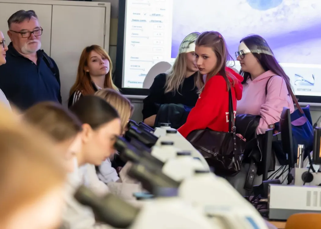 Dzień Otwarty UWM 2026: uczestnicy warsztatów pracują przy mikroskopach