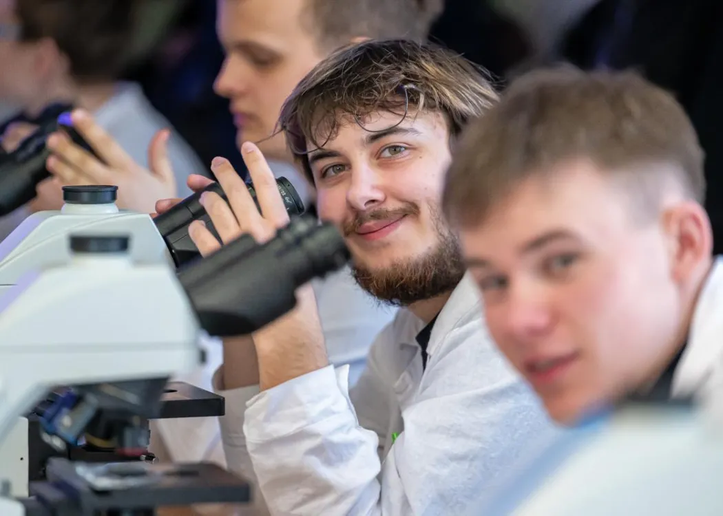 Dzień Otwarty UWM 2026: uczestnicy warsztatów pracują przy mikroskopach