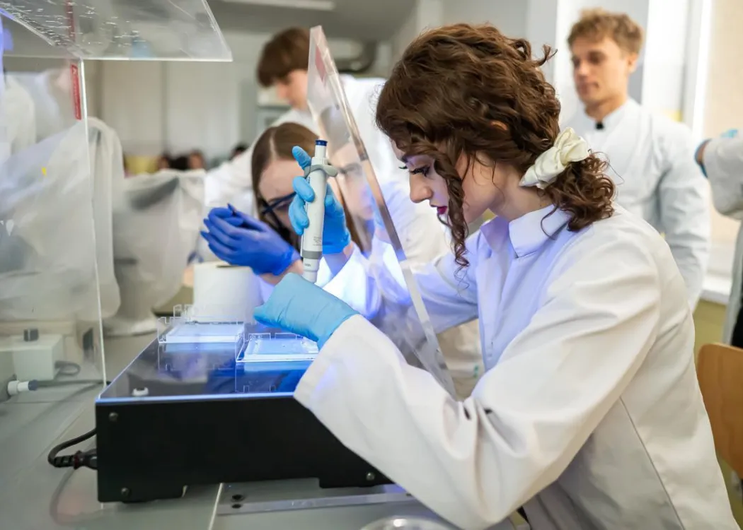 Dzień Otwarty UWM 2026: uczestnicy warsztatów pracują przy mikroskopach