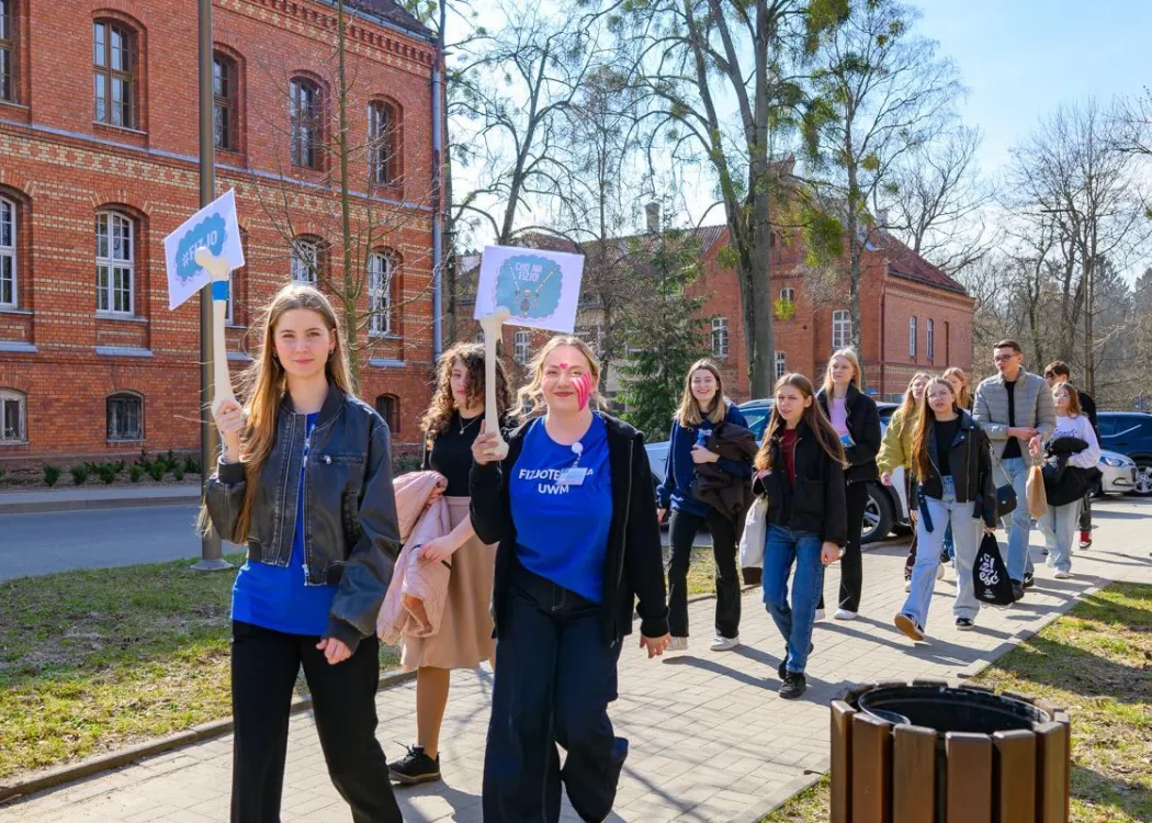 Dzień Otwarty UWM 2026: studenci fizjoterapii idą przez Kortowo i zapraszają do studiowania na tym kierunku