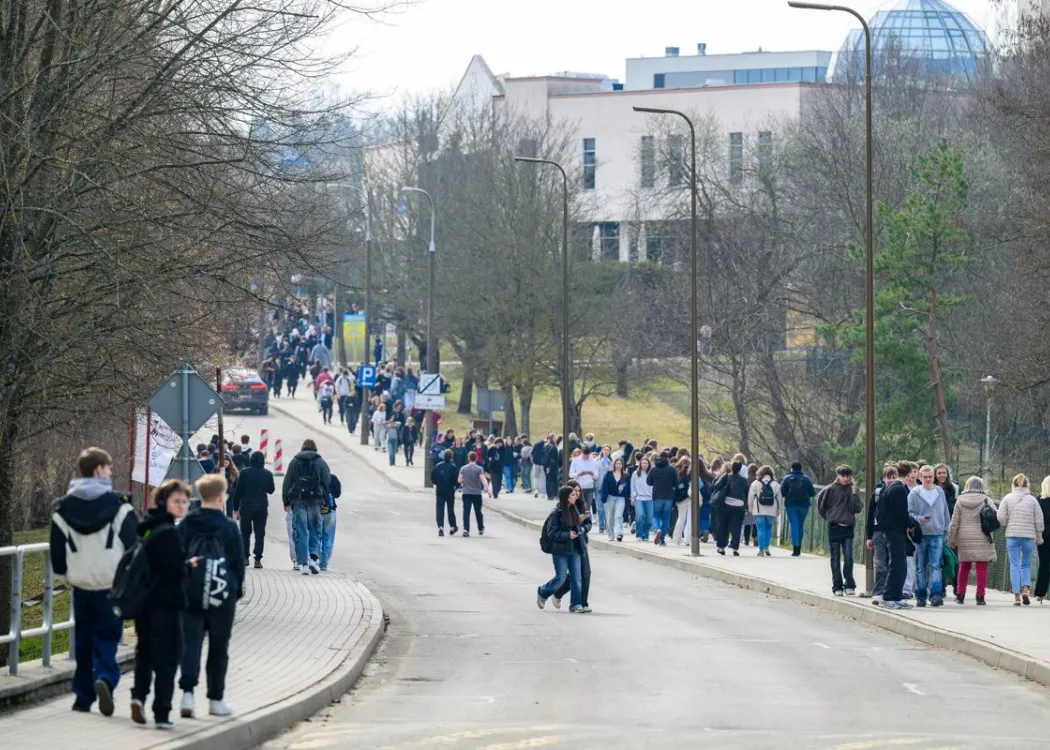 Dzień Otwarty UWM 2026: młodzi ludzie przemieszczający się po Kortowie 