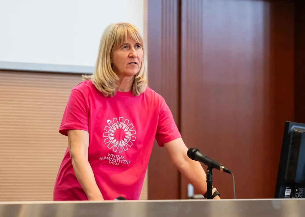 Dzień Otwarty UWM 2026: wykładowczyni Wydziału Humanistycznego podczas prelekcji 