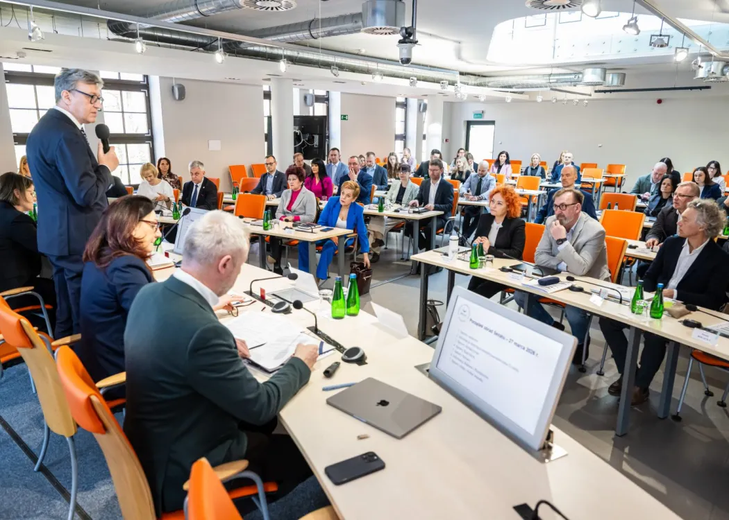 Marcowe posiedzenie Senatu UWM: widok na salę