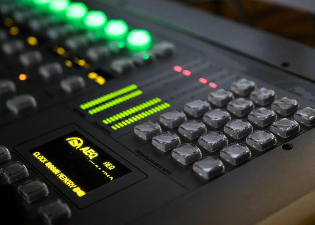 zdjęcie przedstawia przykładowy sprzęt używany w rozgłośni radiowej 