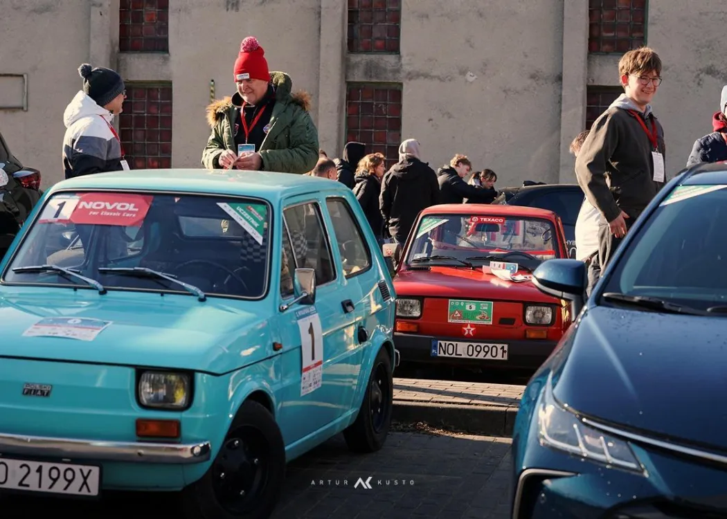 zdjęcie z III Wykapanej Jazdy Oszczędnościowej, samochody przed startem