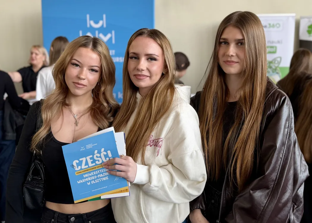 Uczestniczki wydarzenia "Giełda pomysłów na życie" pozują z informatorem UWM