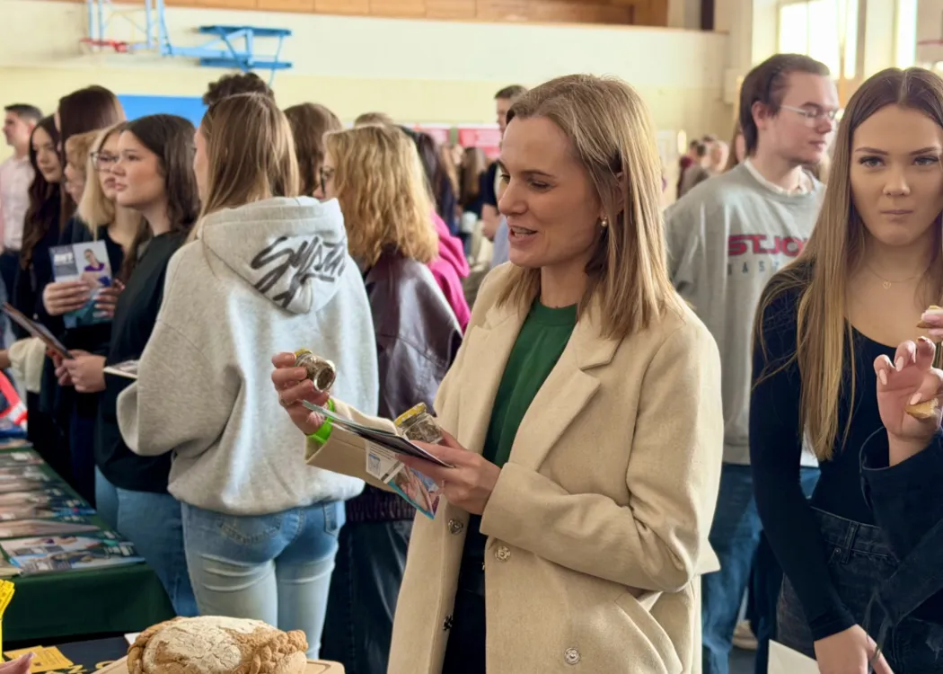 Giełda pomysłów na życie 2026: uczestniczka odwiedza jedno ze stoisk UWM