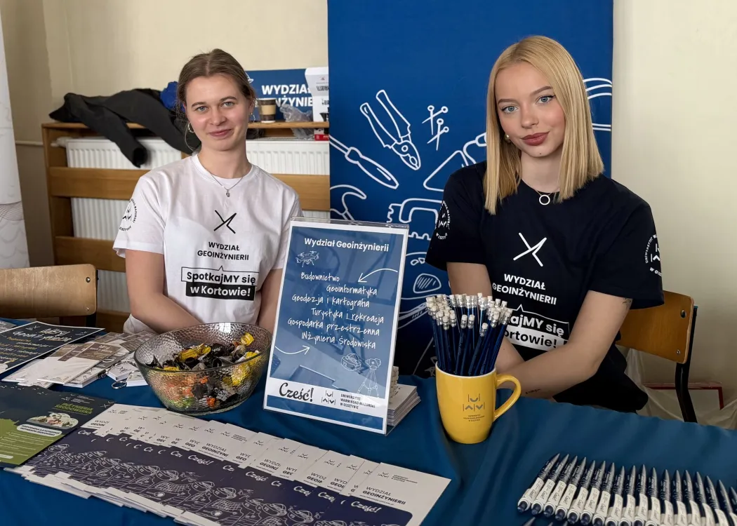 Giełda pomysłów na życie 2026: studentki na stoisku Wydziału Geoinżynierii 