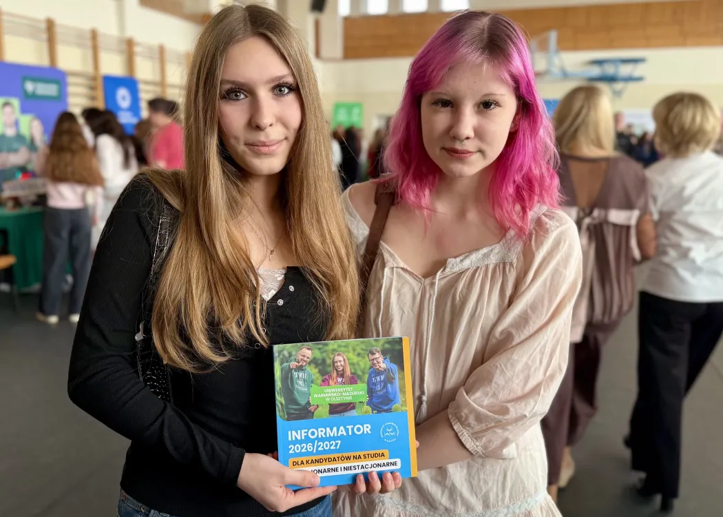 Giełda pomysłów na życie 2026: uczestniczki wydarzenia pozują z informatorem UWM