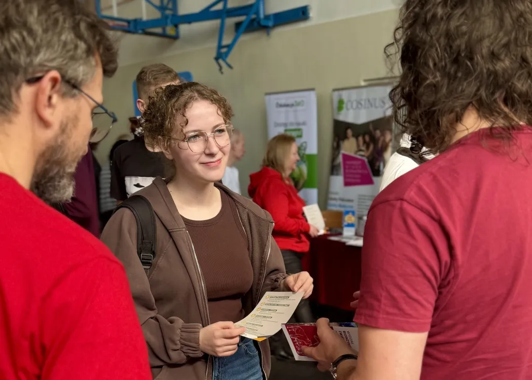 Giełda pomysłów na życie 2026: uczestniczka rozmawia z osobą obsługą Wydziału Bioinżynierii Zwierząt