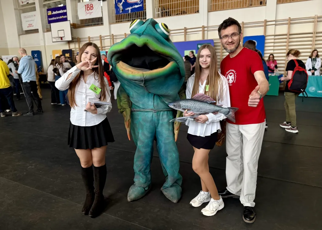 Giełda pomysłów na życie 2026: uczestnicy pozują z maskotką UWM 