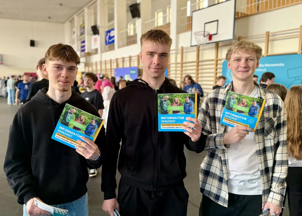 Giełda pomysłów na życie 2026: uczestnicy wydarzenia pozują z informatorem UWM