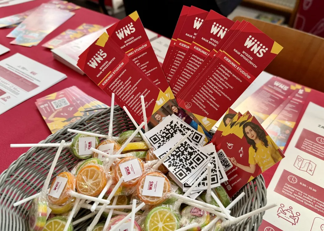 Giełda pomysłów na życie 2026:  gadżety na stoisku Wydziału Nauk Społecznych 