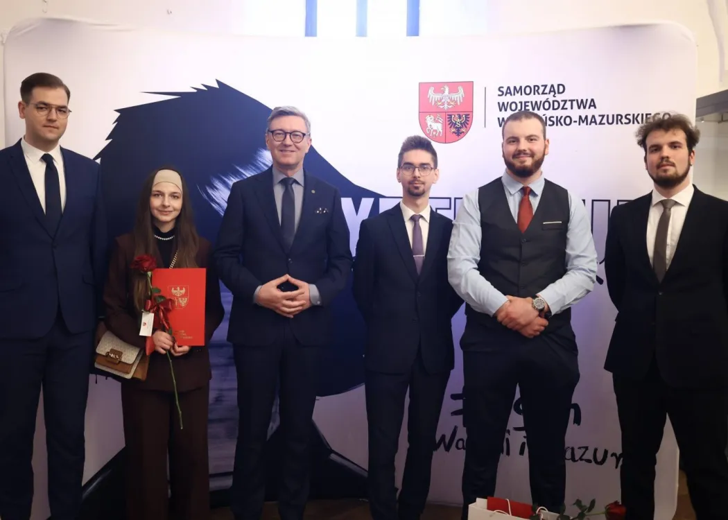 Kilkoro stypendystów pozuje do zdjęcia z rektorem UWM