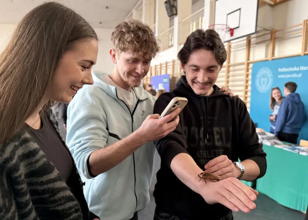 Giełda pomysłów na życie 2026: uczestnicy robią zdjęcie z owadem przywiezionym przez studentów Wydziału Biologii i Biotechnologii 