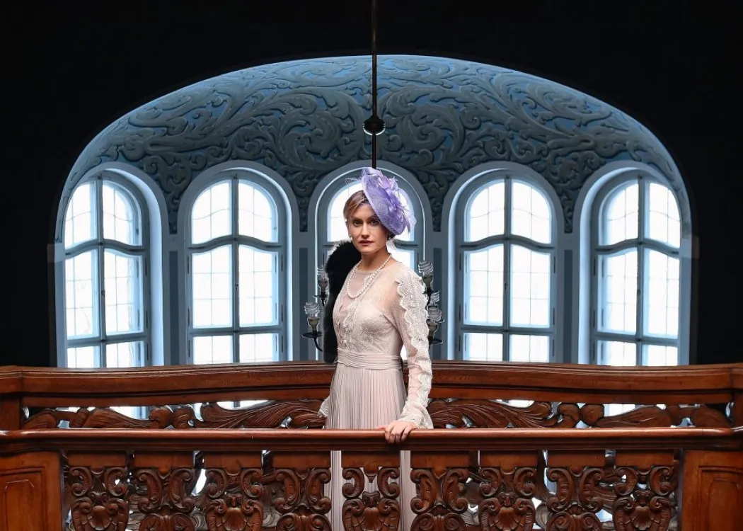 zdjęcie przedstawia kobietę ubraną w historyczny strój 