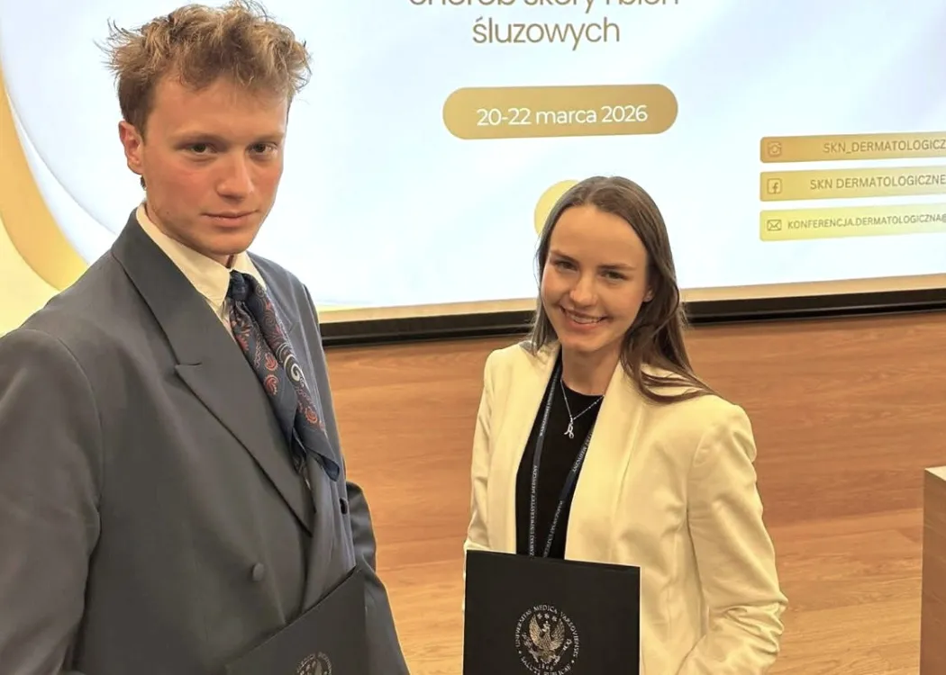 Witold Chmielnicki oraz Anna Stasiewicz stoją z dyplomami