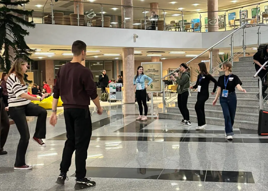 Osoby uczestniczące w wydarzeniu Speed Friending w Bibliotece Uniwersyteckiej UWM