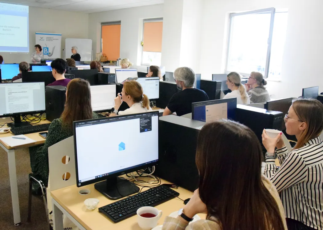uczestnicy szkolenia dla twórców bazy danych BazTech w jednej z sal Biblioteki Uniwersyteckiej UWM