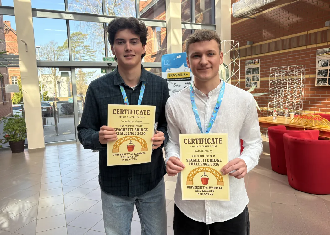 BIP na Wydziale Geoinżynierii UWM: rozstrzygnięcie Spaghetti Bridge Challenge - uczestnicy pozują z certyfikatami