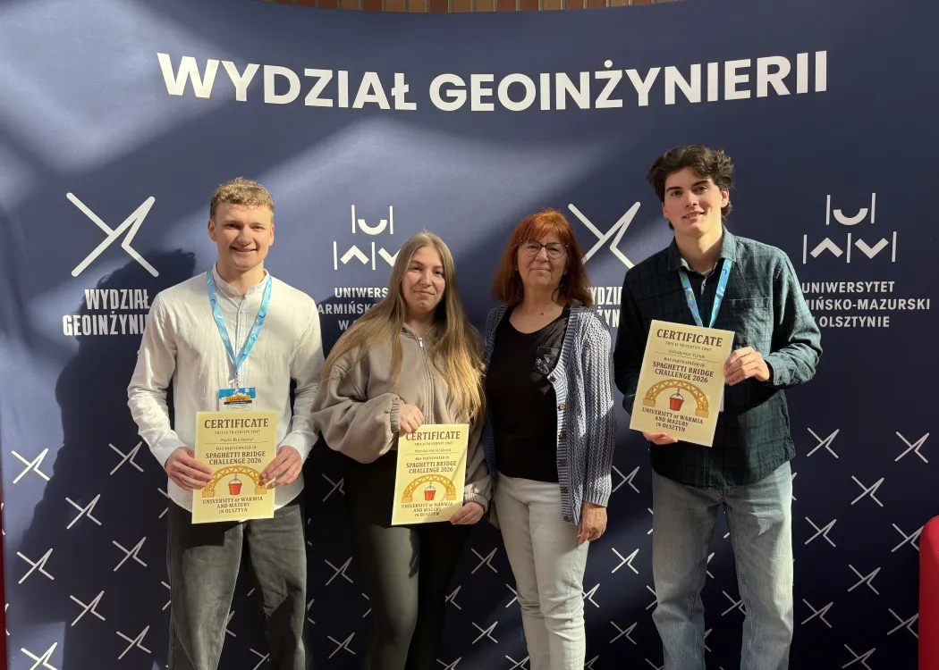 BIP na Wydziale Geoinżynierii UWM: rozstrzygnięcie Spaghetti Bridge Challenge - uczestnicy pozują z certyfikatami