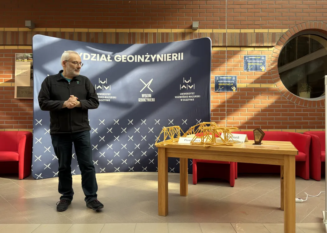 BIP na Wydziale Geoinżynierii UWM: prof. Jacek Katzer podczas rozstrzygnięcia Spaghetti Bridge Challenge